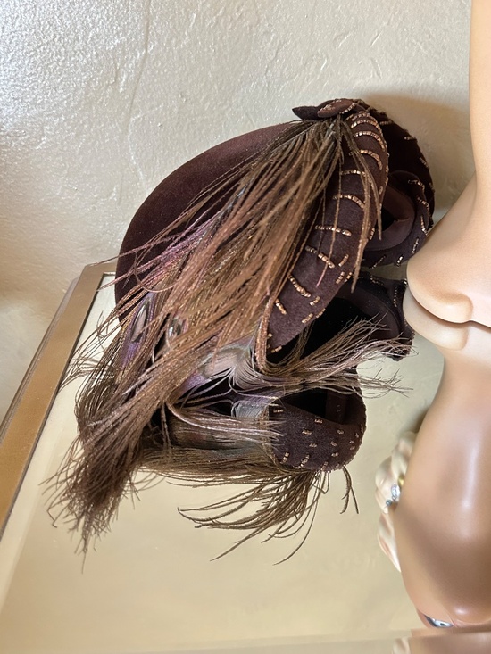 SPRIGHTLY 1950s\' BROWN VELOUR FELLT COCKTAIL HAT + BEADS/PEACOCK FEATHER main image 10